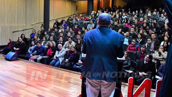 DINÁMICO ENCUENTRO DE TESISTAS E INVESTIGADORES EN LA UNAE.