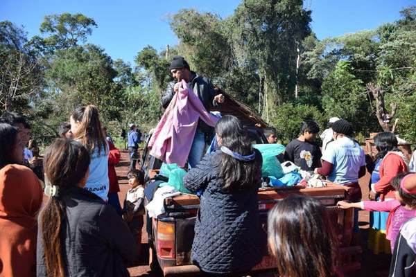 SAN RAFAEL DEL PNA: REPARTEN ABRIGOS A LOS MÁS NECESITADOS PARA COMBATIR EL FRIO