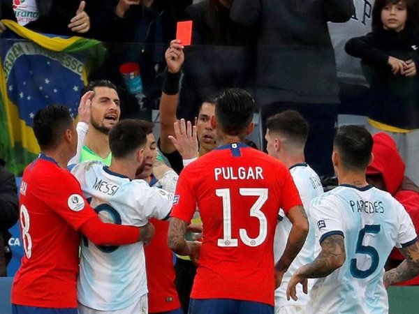 Argentina gana 2-0 tras un primer tiempo bronco con Messi y Medel expulsados