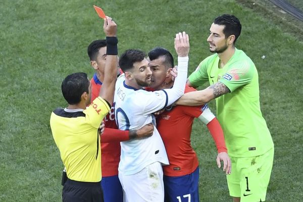 Díaz de Vivar expulsó a Messi y Medel - Fútbol - ABC Color