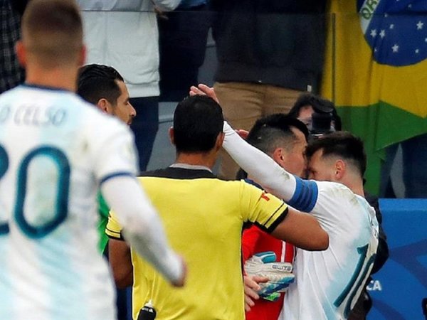 El pecheo de Messi y Medel se viraliza y da vuelta al mundo