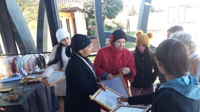 Turistas francesas aprenden a tejer el ñanduti » Ñanduti
