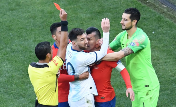 HOY / En una polémica decisión, Díaz expulsa a Messi y causa revuelo