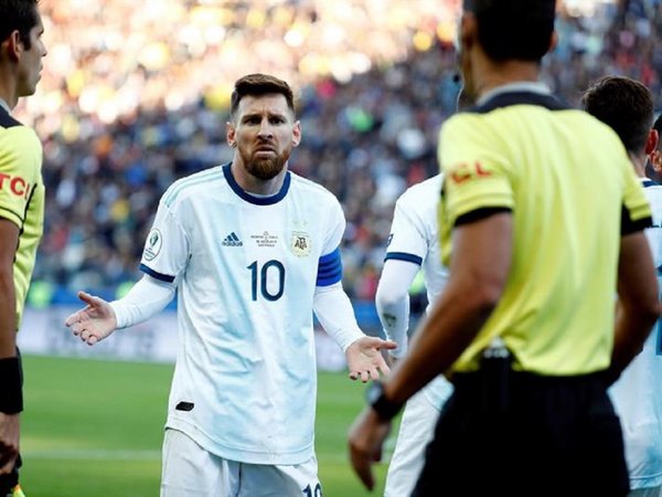 Messi prende fuego a la Conmebol tras la tarjeta roja de Díaz de Vivar