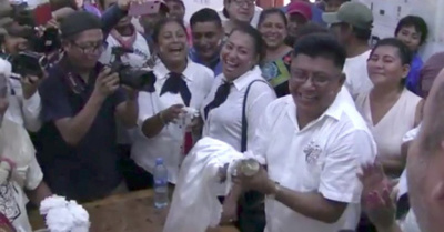 Alcalde se casó con  ¡un cocodrilo hembra!