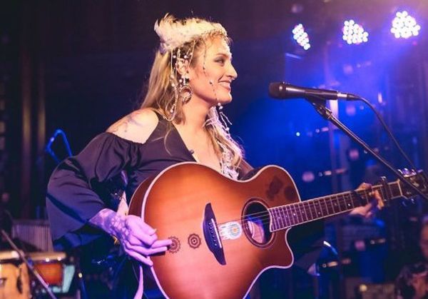 La cantante argentina Paola Bravo lanzó “Ligera”
