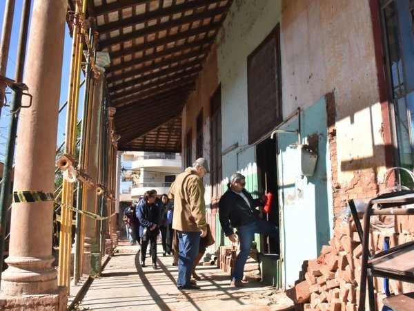 Ex alumnos restauran pabellón ante crisis que afecta a casi 13.000 aulas