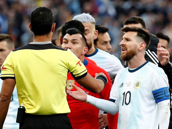 Las razones de la expulsión de Messi, según Mario Díaz de Vivar
