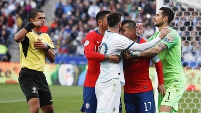 HOY / Las razones de la expulsión de Medel y Messi, según el acta arbitral