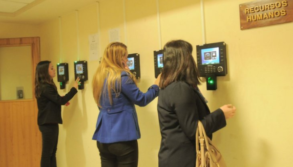 Tarjeta roja para más de 600 funcionarios de Diputados - Radio 1000 AM