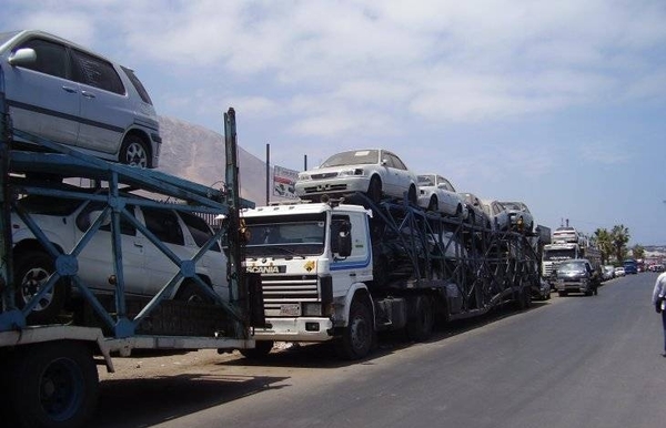 HOY / Importadores de usados cerrarán las fronteras con cientos de camiones cigueñas