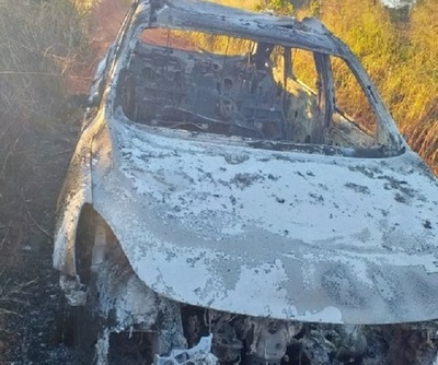 Encuentra vehículo utilizado en atentado totalmente incinerado