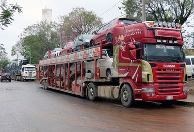 Autos usados: Intiman al Gobierno y amenazan con cerrar fronteras