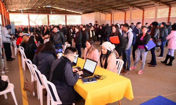 Ofrecieron 408 puestos laborales, becas y cursos de formación en Feria Municipal