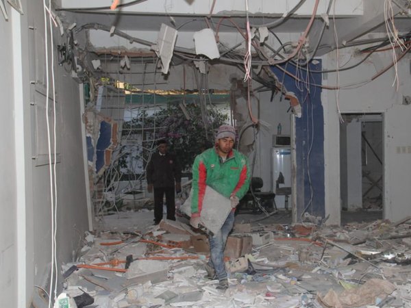 Así quedó el interior del banco asaltado en Liberación, con escombros y cables sueltos