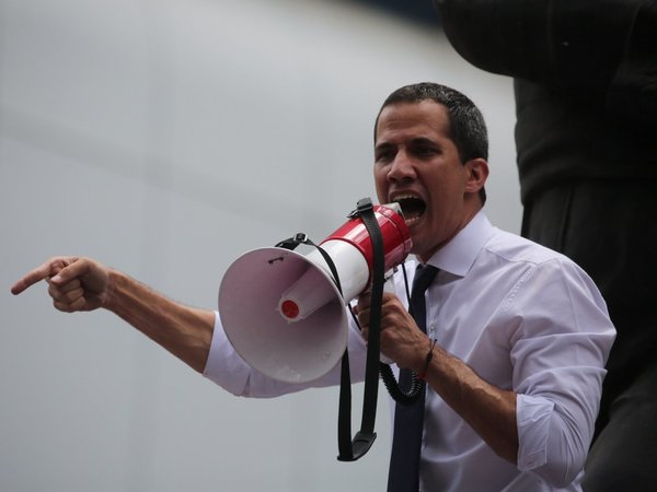 Guaidó anuncia reanudación de diálogo con "dictadura" de Maduro