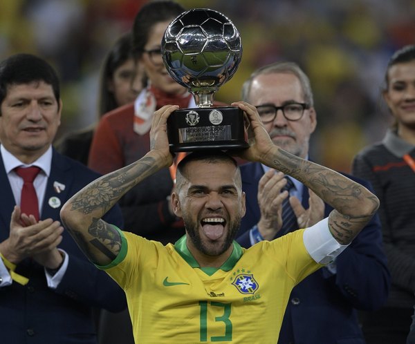 Dani Alves, el que tiene más títulos que años