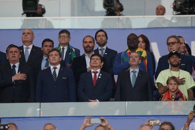 El abrazo que generó la indigación