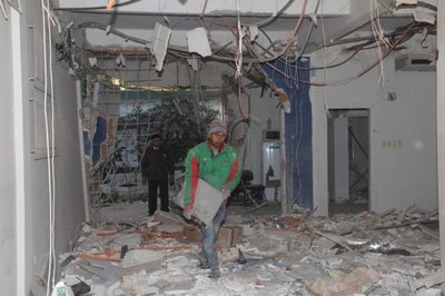 Así quedó el interior del banco asaltado en Liberación, con escombros y cables sueltos