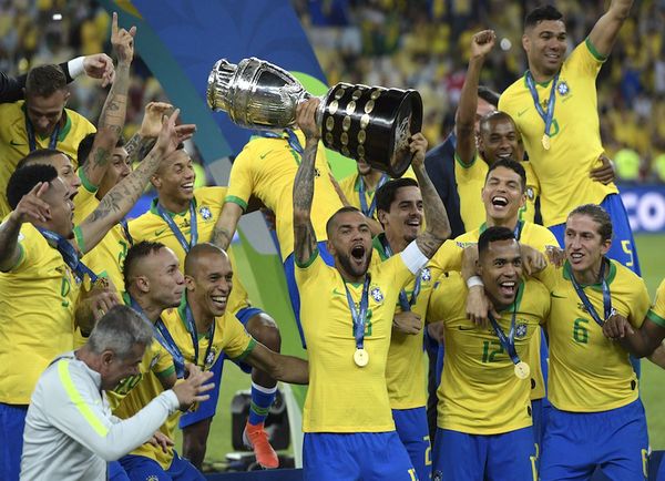 Brasil explota en carnaval y Copa