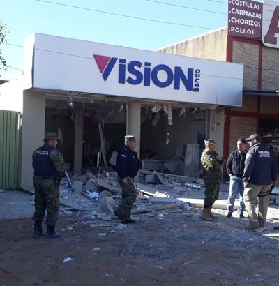 Violento asalto a local de Banco Visión dejó un muerto y destrozos