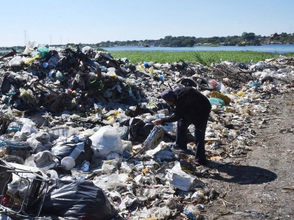 Basura entra sin control a bañados y convierte  los cauces en vertederos