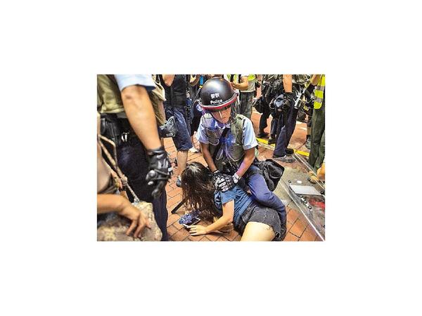 Policía de Hong Kong reprime marcha contra la extradición