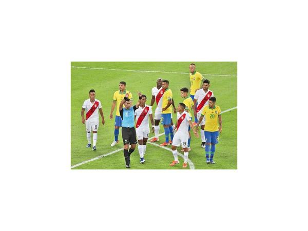 Ni el VAR   despejó la polémica