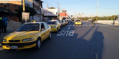 Taxistas se movilizan en Roque Alonso contra MUV y Uber