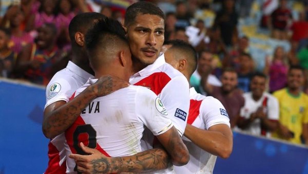 Perú recibe con carnaval a su selección