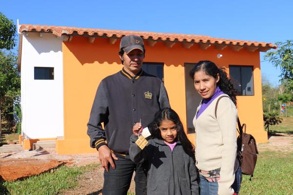 Ministerio de Urbanismo entregó 90 viviendas en Luque y J.A. Saldívar | .::Agencia IP::.