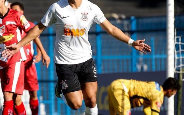 Con goles, Sandoval se luce en Corinthians