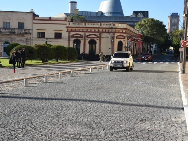 Habilitan circulación en tramo de adoquinado frente al Palacio de López