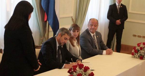 Abdo promulga ley de empleo a tiempo parcial: ayudará a combatir desempleo dice, detractores lanzan advertencia - ADN Paraguayo
