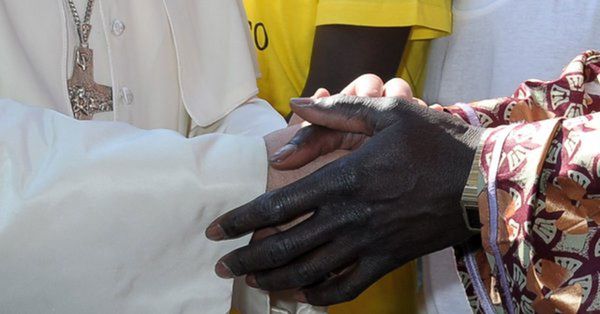 El papa celebra una misa por los migrantes, los ”últimos” de la sociedad