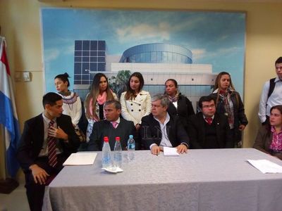 Alegan que despidos de funcionarios de la Defensoría es un “canje de favores”