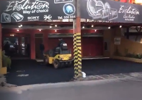 Baches abundan, pero funcionarios pavimentan vereda