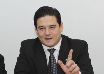 Sobre Uber y Muv: con un decreto nomás no se puede frenar el avance tecnológico, afirma senador - Radio 1000 AM