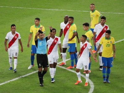 Tobar rompe el silencio y habla del penal que le dio a Brasil en la final