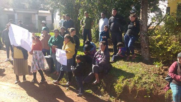 Médico atiende un solo día, denuncian