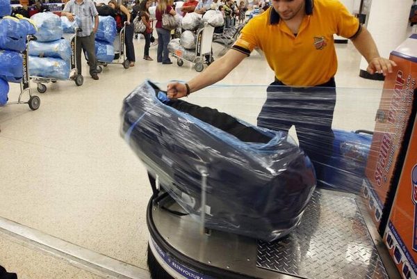 Denuncian licitación irregular para embalaje de equipajes en aeropuerto
