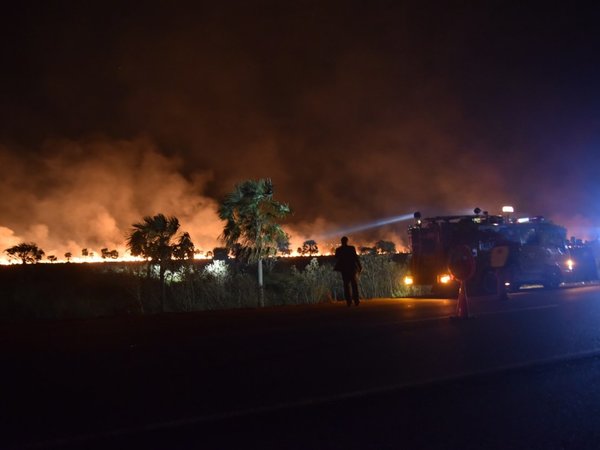 Tras seis horas, logran controlar gran incendio en pastizal