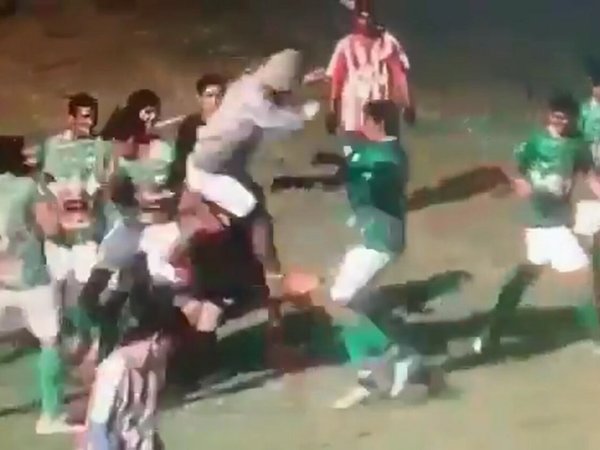 Jugador le dio una patada voladora al árbitro