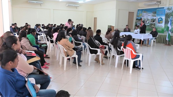 Gobernación de Boquerón abonó pagos para becarios del departamento
