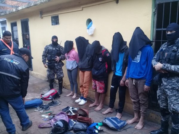 Caen cinco jóvenes en busca de banda de asaltantes en Luque