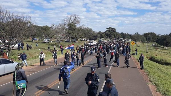 Unos 1.500 mandioqueros bloquean ruta en Caaguazú - Nacionales - ABC Color