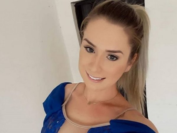 Modelo trans, enamorada de un político