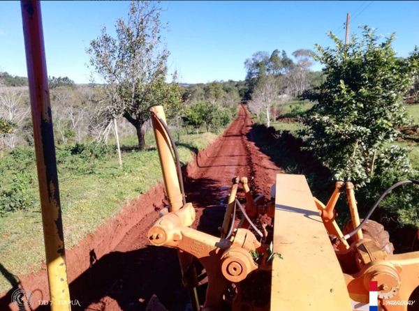 IMPORTANTES TAREAS EJECUTADAS EN CAMINOS VECINALES DE YATYTAY, ALTO VERÁ Y CAPITÁN MEZA