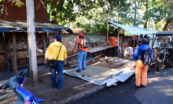 Despejan vereda de colegio en el mercado de CDE