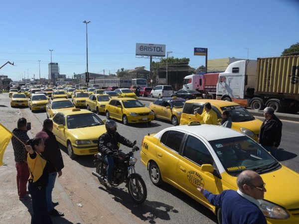 Senador plantea llevar discusión entre Uber, MUV y taxis al Congreso